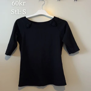 Tröja  - Den är i bra skick och är inte använd 