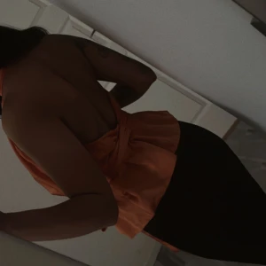 ASOS topp - Snygg satin topp med öppen rygg