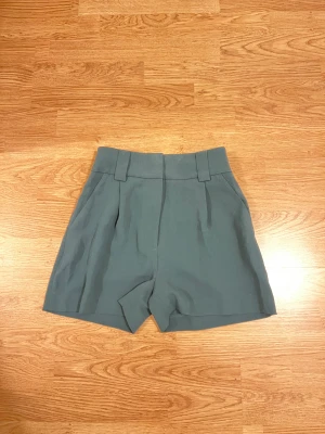 Marin blå /mörk blå  Shorts  - Säljer dessa shorts i tunnare tyg material, jätte skönt inför sommarn. Obs Shortsen sitter lite tajt i midjan
