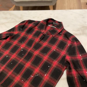 Maniere de Voir skjorta - Ballerskjorta. Uk märke. Samma som Central Cee och D-block haft. Fet med vit T-shirt under. Nyskick, oanvänd. Passar storlek S och M.