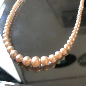 Pärlhalsband (inte äkta pärlor) i bra skick med magnet lås
