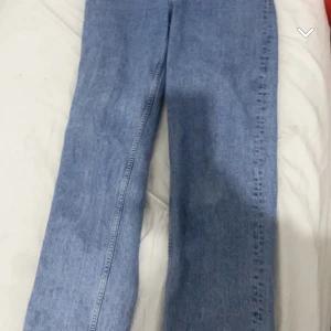 Ljusblåa jeans - Dem är jätte fina och knappt använda.