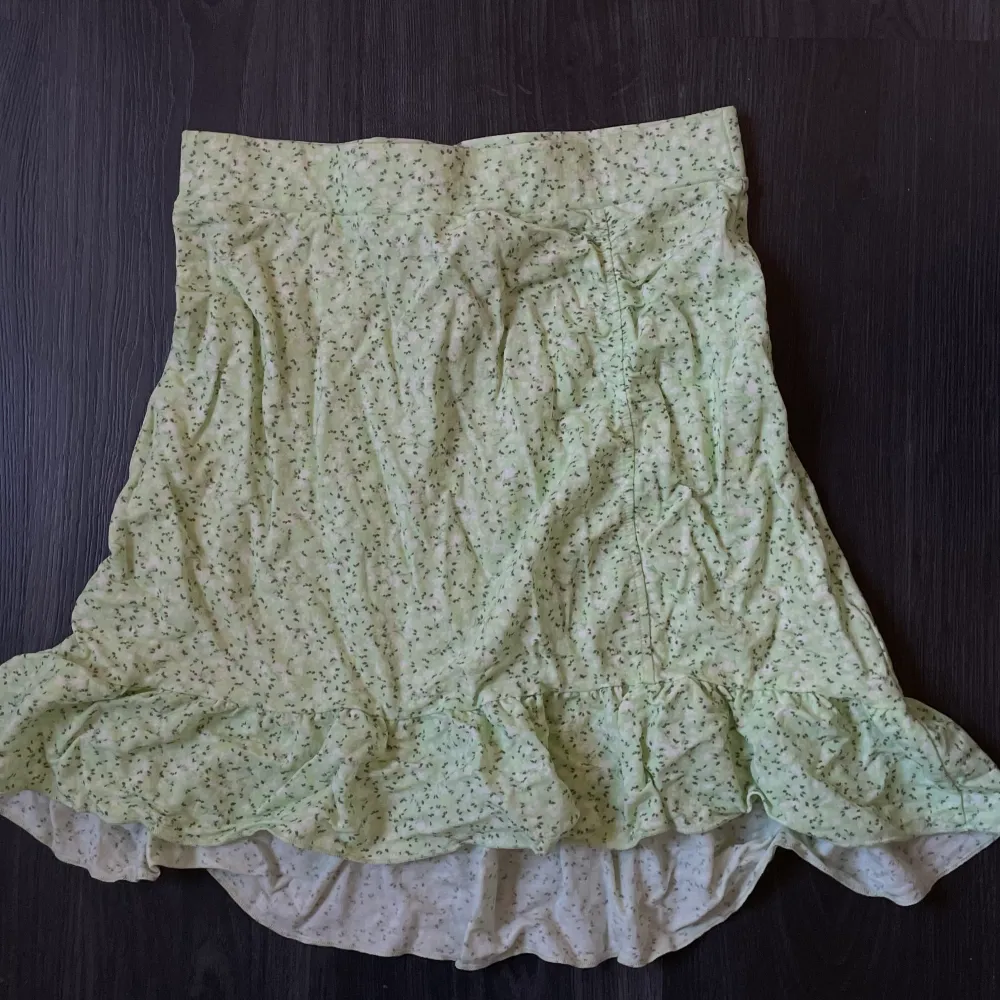 En grön kjol från Gina Tricot, denna är lite starkare grön än vad som framkommer i kameran. Kjolar.