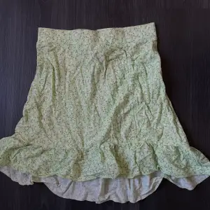 En grön kjol från Gina Tricot, denna är lite starkare grön än vad som framkommer i kameran