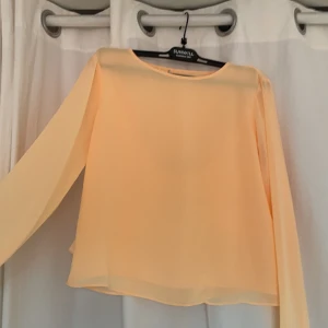 OrangeTopp  - Orange topp, skulle vilja säga att den är lite mer skrikig i färgen i verkligheten. Från Cubus, storlek XS