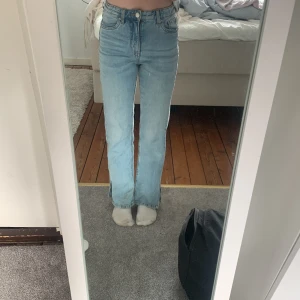 Jaens - Hej! Jag säljer dessa byxor i jätte bra skick, storlek 152 man kan även spänna åt i midja, dom har även  slitz längst ner på byxorna.💗