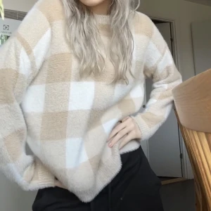 rutig tröja - mango - superfin och obeskrivligt mjuk tröja med fina rutiga mönster, Storlek M men skulle mer säga att den är som XS/S, den är sparsamt använd och i jättegott skick. Kontakta om du är intresserad eller har övriga frågor, har fler bilder❤️