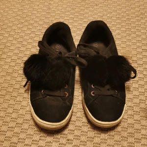 Skor - Väldigt fina skor jätte lite rostiga sär det är silver som man strär igenom snörena men inget som syns! När jag köpte de så kostade de 350kr