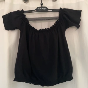Svart croptopp - Svart croptopp från Bik Bok i storlek än S, men mer åt Xs-S. 
