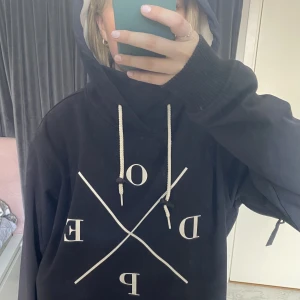 Dope Täckjacka(hoodie) - Skriv privat vid fler frågor!😊 Använd 1-2 gånger! Nypris: 1599kr