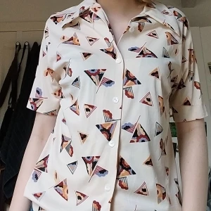 Skjorta - Handsydd skjorta med coolt mönster. Jag köpte den på beyond retro för 279kr nån gång förra sommaren men har knappt använt den🫶🏻💓
