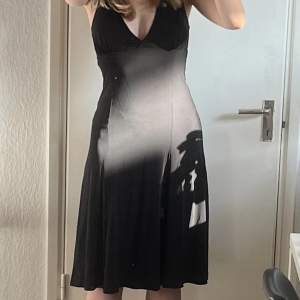 Begagnad svart halterneck klänning, använd 1-2 gånger. Klänningen är i väldigt bra skick!!💕