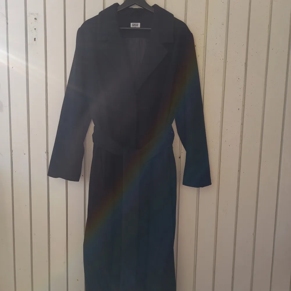 A light ankle length overcoat. Has three buttons and nice spacious pockets!  Size L. Length 130 cm. Shoulder width 48 cm. Underarm width 62 cm. Sleeve length (from the shoulder) 60 cm.  The shell fabric is thin, but dense and soft. Good for -3..+8°C.. Jackor.