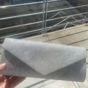 Clutch/kuvertväska - Säljer en clutch som endast är använd 1 gång! Köpt från Zalando för 279kr, säljer den för 150kr. Kan mötas upp i Kalmar, alternativt frakta.
