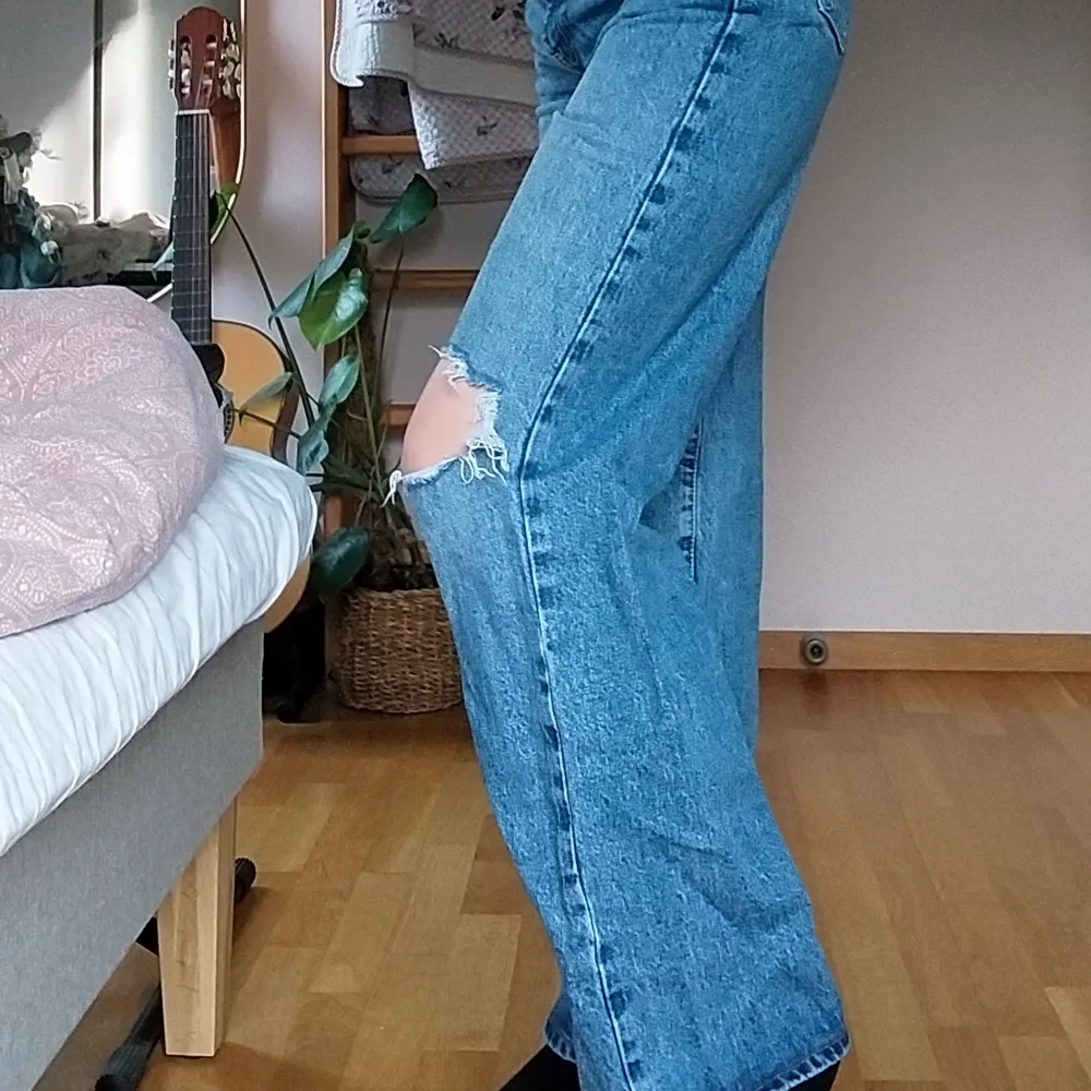 Supersnygga jeans ifrån gina. Väldigt bra kvalité på tyget. Säljer då de inte passar så bra längre🫶🏻. Jeans & Byxor.