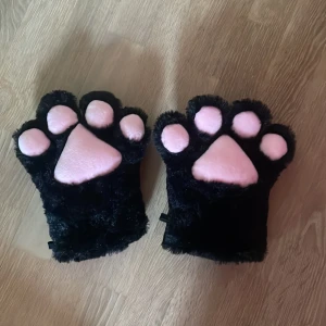Cat paw gloves/ Katt tass handskar - Bought them for a year ago but only wore them once! Dm me for more pictures or discussion of price! :D Köpte för ett år sedan men har bara använts en gång! Kontakta mig för mer bilder eller om du vill diskutera priset! :D