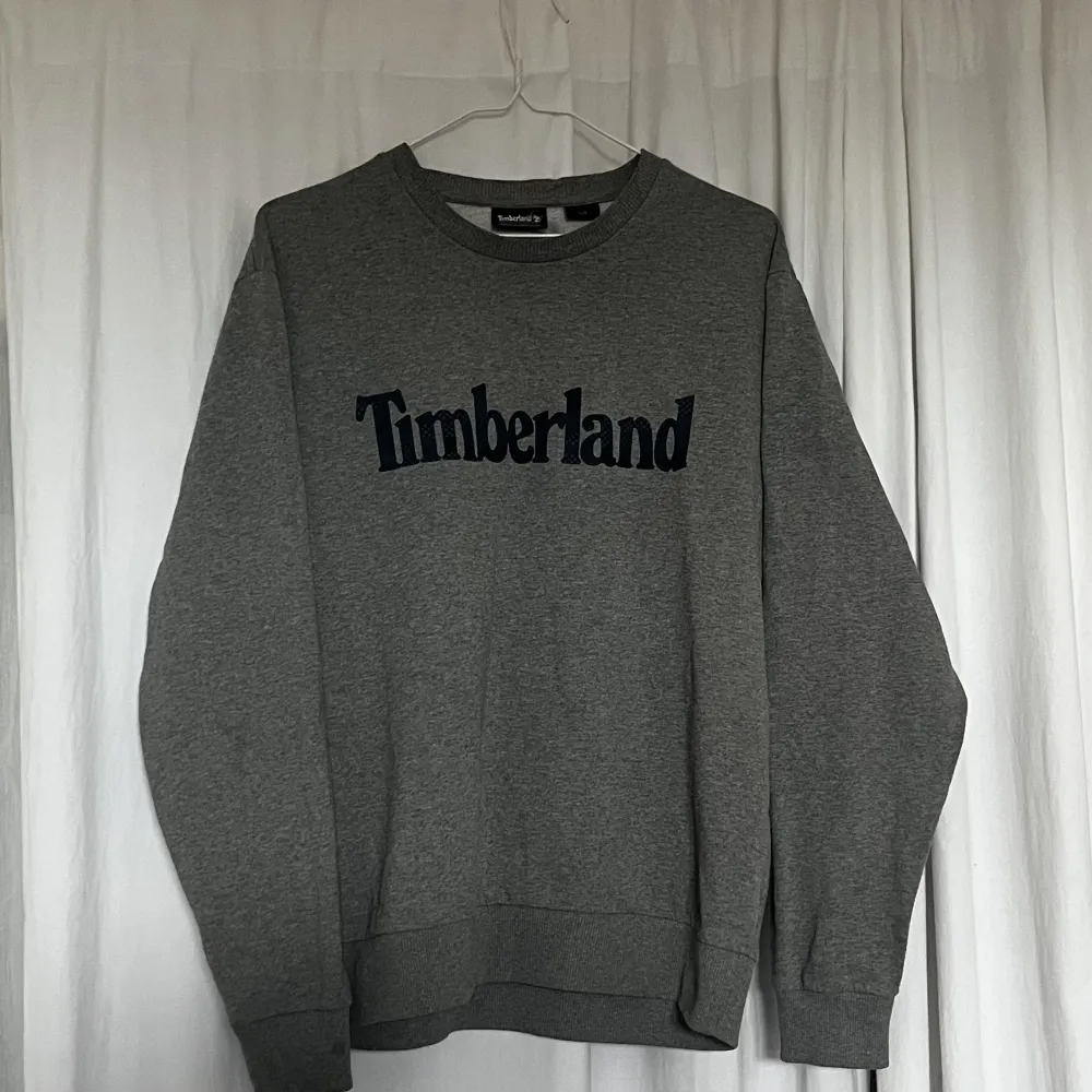 Jag säljer denna crewneck från Timberland då jag inte använt den så mycket. Den är i storlek L och är i mycket bra skick. För övrigt har den en ganska så ”relaxed” look och är ganska bred i axlarna.. Hoodies.