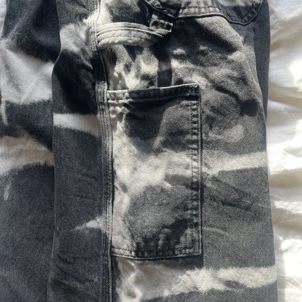 Jag säljer ett par jeans som är använda Max 3 gånger och är köpta från Zalando. Superfina och sköna men passar inte mig i stilen.   Jeansen är i storlek 26/S och jag är 167 cm och då passar dom perfekt i längden.  Nypris var 600kr . Jeans & Byxor.