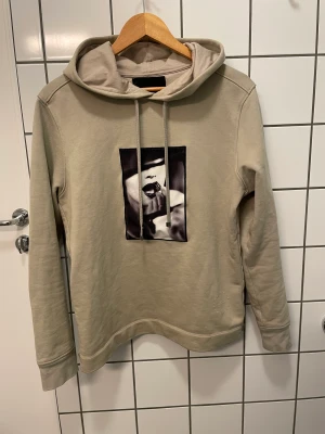 Limitato Hoodie - Limitato Hoodie Biege. Storlek: M. Skick: 9/10 (box, kvitto ingår). Retail: 3500kr. Mitt pris: 1199kr. Skriv vid frågor eller funderingar🤗