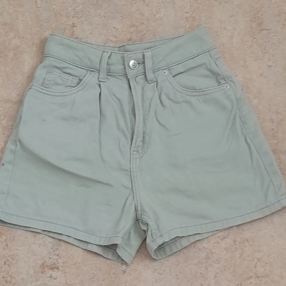Ett par gröna shorts, köpte dem men insåg snabbt att dem var försmå, knappt använda. Shorts.