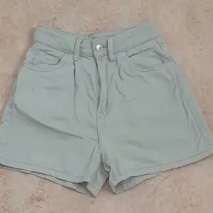 Ett par gröna shorts, köpte dem men insåg snabbt att dem var försmå, knappt använda