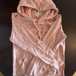 Element ljus laxrosa hoodie - Köpt i en skateshop i Berlin för 80€. Bra skick då den inte fått så mkt användning. Pm för frågor!:)