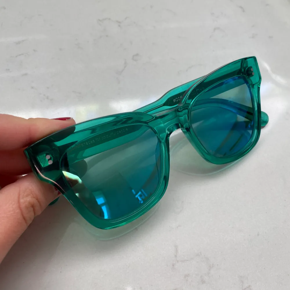 Säljer mina chimi-solglasögon i färgen aqua, modell #005 med spegelglas 💕 fint skick och perfekta till sommaren! nypris: 1 250 kr. Övrigt.