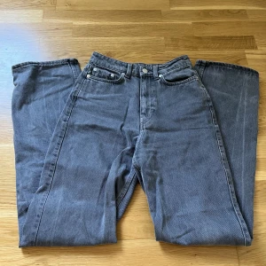 Weekdayjeans, rowe - Grå Weekdayjeans i modellen rowe som inte finns kvar på hemsidan. Storlek 25/32. Köpare står för frakt💕nypris 590