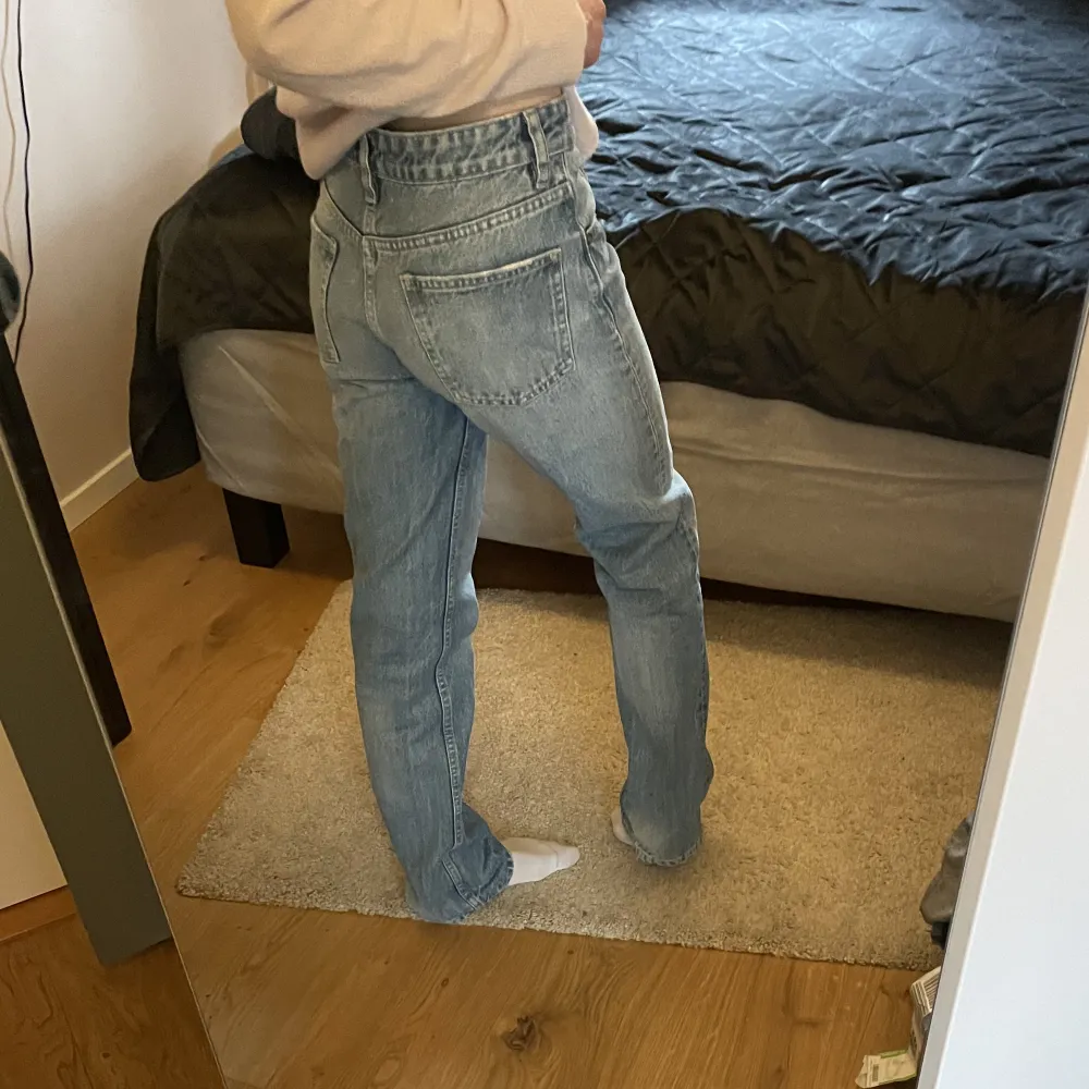Ljus blå raka jeans från zara, dem är midwaist och i bra skick!💗. Jeans & Byxor.
