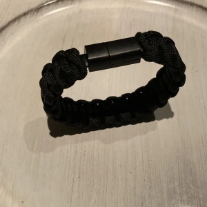 Armband  - Säljer armband som laddar till android. 7st till salu. 70kr st. Helt nya!