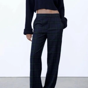 Zara kostymbyxor  - Säljer dessa kostymbyxor som är snålt använda, försluts med dragkedja på sidan :) är dessvärre för små för mig så har inga egna bilder, men är Lowwaisted o flare🌞