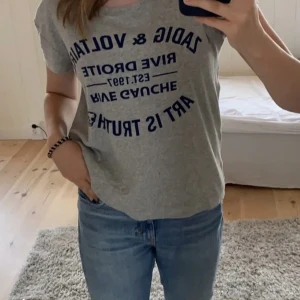 Zadig & voltaire t-shirt - En så fin och skön t-shirt från zadig & voltaire. Storlek xs-s. Jättemjukt material och bra kvalitet😍 (lånade bilder)
