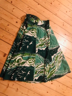 Retro omlottkjol 70-tal - Retro, troligen hemsydd omlottkjol i bomull med härligt mönster. I och med modellen passar den från small upp till large.