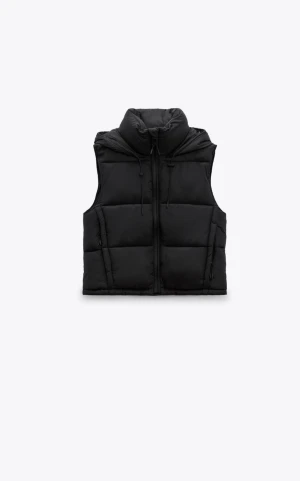 Väst zara - Väst från zara som har fått en fläck på. Storlek S. Dragkedjorna är de inga problem på fast en av dem har gått sönder men de påverkar inte direkt västen utan den går att använda och dragkedjan funkar som vanligt. 