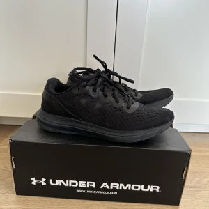 Under Armour skor - Under Armour skor säljes i mycket fint skick! Använda inomhus fåtal gånger. Tyvärr har det blivit för små.   Storlek 38 men lite små i storlek så skulle säga att det är mer som en 37,5.