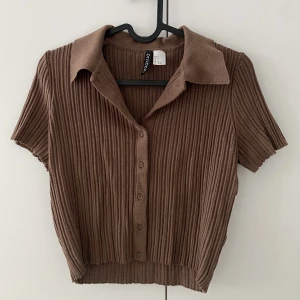 Superskön snygg kortärmad - Använd 1 gång, superfint skick. Mjuk och stretchigt material🌸