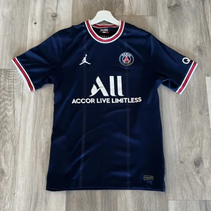 Psg Tröja - Storlek: M Skick: Knappt använt, väldigt bra skick, perfekt!  Köpt från Nike Store 