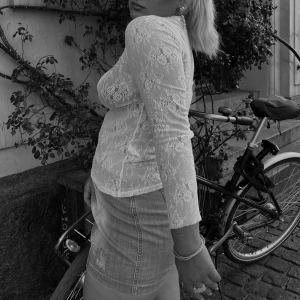 Spets topp - Spets top, inga fläckar och använd en gång men den var second hand. Man behöver ha något under om man nt vill köra free the n*pple