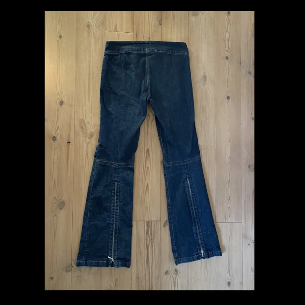 Lågmidjade bootcut jeans⭐️ från märket miss sixty, passar mig som är ca 175 lång . Jeans & Byxor.