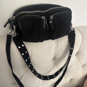 noella väska  - Svart Noella liknande väska från gina tricot, båda banden är avtagbara, inga defekter💕