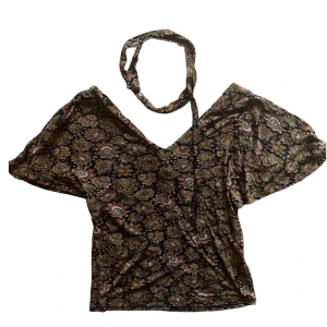 Vintage topp med scarf - super sött o mjuk topp med tillhörande scarf till. Så snygg 😍😍 Köparen står för frakt. 💓 Använd gärna ”köp nu” <3 