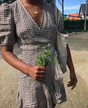 Rutig klänning - Så himla fin klänning i linne från &otherstories! Strl 36 men omlott så passar 34-38 skulle jag säga ❤️‍🔥💖💞💘 jag är 165! Pris kan diskuteras vid snabb affär 😙