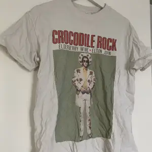 tshirt med tryck i vintage-stil. använd ett fåtal gånger, men kommer inte till användning längre. köpt för 400kr.