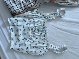 Top❤️ - Jätte fin blå blommig Top till sommarn jätte söt men kommer inte så mycket till användning längre❤️