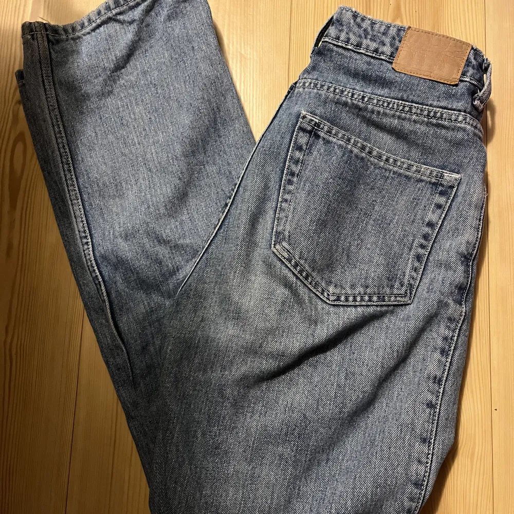 Rowe Extra High Straight Jeans Blå Strl: 25/30 Märke: Weekday   Skick: några år, men knappt använda så inget att anmärka på Material: 100 bomull   . Jeans & Byxor.