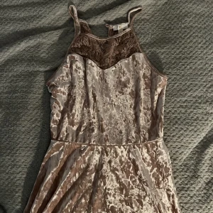 Rosa sammetsklänning - Rosa sammetsklänning i storlek S