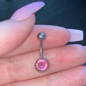 navelpiercing🪬 - söt navelpiercing i 100% stainless steel<3 denna är köpt hos en piercingsalong så kan därför intyga att den är säker att ha även som läksmycke🪬