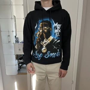 Pop smoke hoodie - Strl S, mycket fint skick, endast använd ett fåtal gånger. Nypris: 800kr