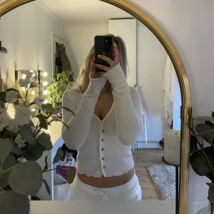 Tröja med knappar - Tunn stickad tröja med knappar. Säljer då den inte används🤍🤍