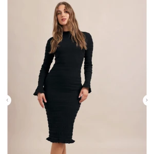 Svart midikläning  - Säljer denna klänningen från chiquelle! Använd 1 gång så mer eller mindre som ny! 